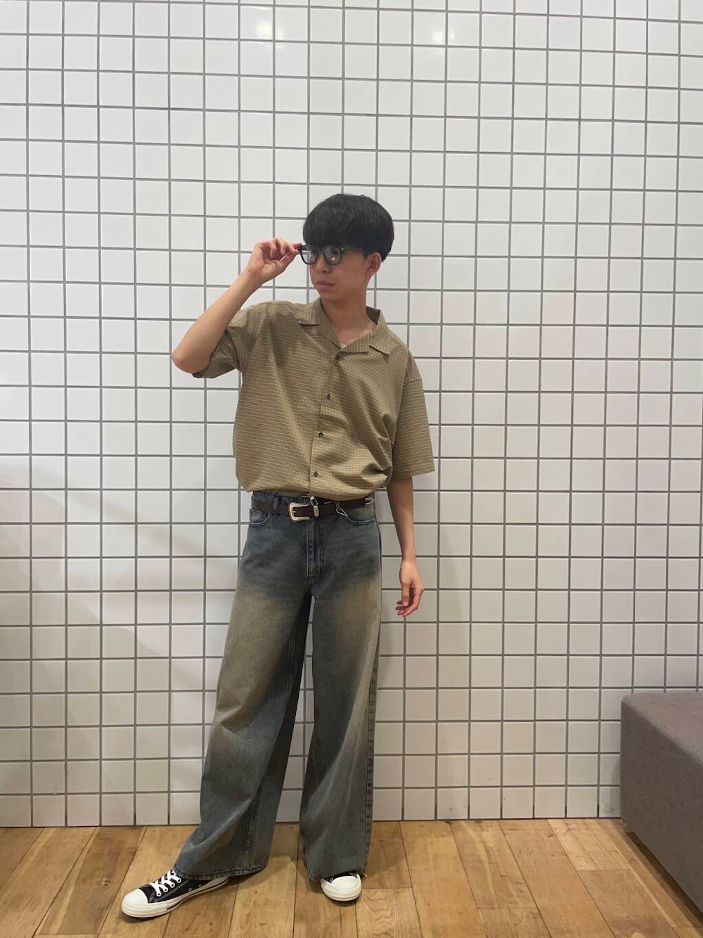 「デニム、ベージュ、ワイドパンツ、チェックシャツ、サングラス、Converse、ブルー、タンクトップ、夏、半袖、シャツコーデ、ルーズシャツ、ヴィンテージライク、アメカジ、アメカジコーデ」｜「CONVERSEのCONVERSE　ALL STAR FLOWEREYELETS OX（スニーカー、ブラック系）」を使った、とーごさん（メンズ・178cm）の夏コーディネートの1枚目の写真