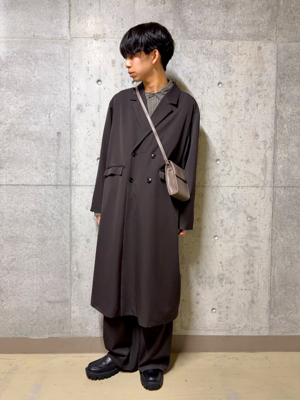 グレー系のシャツ/ブラウス、ブラウン系のその他アウター、ブラウン系のショルダーバッグを着用したメンズの冬コーディネートの1枚目の写真