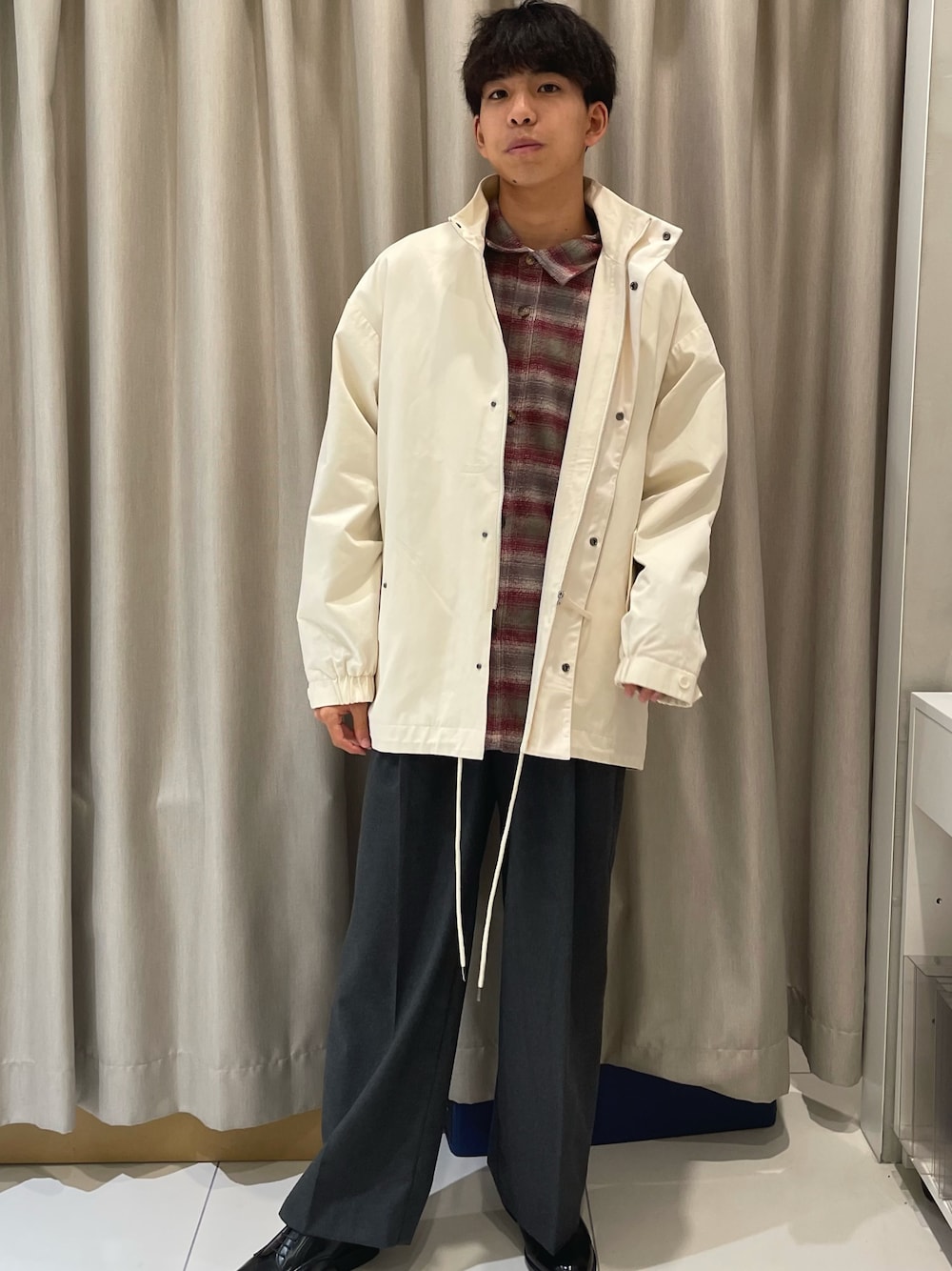 「コート、シャツスタイル、柄シャツ、ワイドパンツ、革靴、ホワイト、グレー、赤、秋コーデ、冬コーデ、大学生、デートコーデ」｜「SENSE OF PLACE by URBAN RESEARCHのショートモッズコート（モッズコート、ホワイト系）」を使った、とーごさん（メンズ・178cm）の秋コーディネートの1枚目の写真