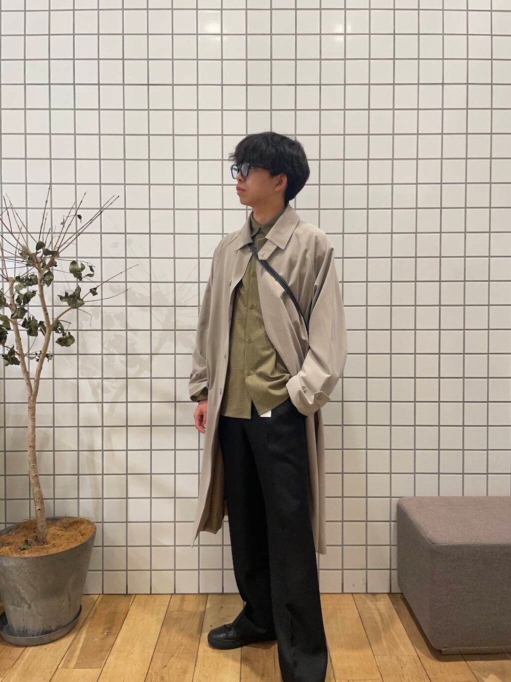 「大人カジュアル、ベージュ、カジュアル、デートコーデ、革靴、ショルダーバッグ、シンプルコーデ、カーキ、ブラック、ロングコート、春コーデ、レザーバッグ、フレアパンツ、シャツコーデ、キレイめコーデ」｜「SENSE OF PLACE by URBAN RESEARCHのダブルアジャストナイロンショルダー（ショルダーバッグ、ブラック系）」を使った、とーごさん（メンズ・178cm）の冬コーディネートの1枚目の写真