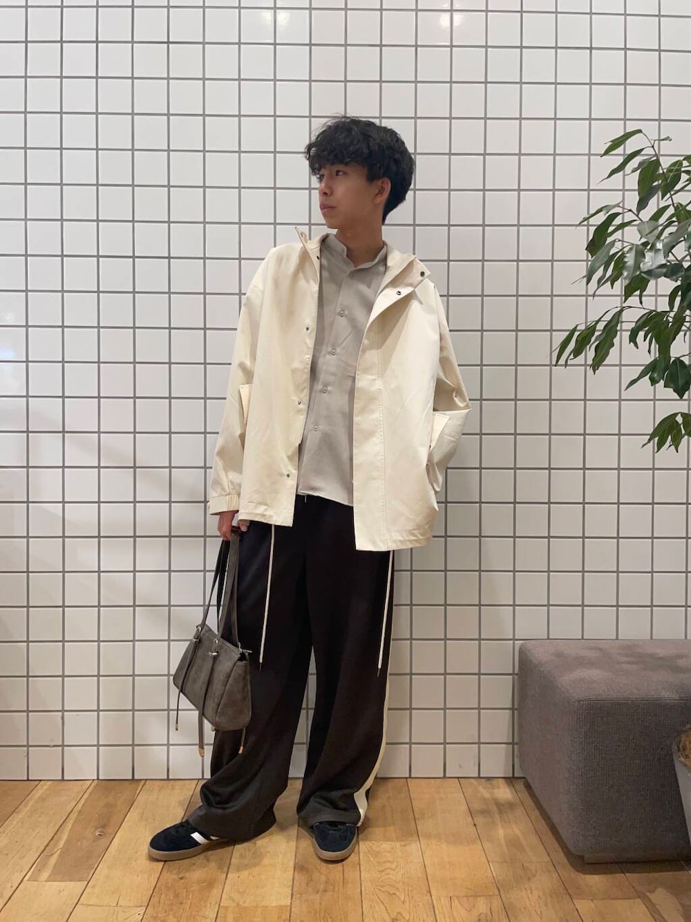 ベージュ系のシャツ/ブラウス、ホワイト系のモッズコート、ブラウン系のボストンバッグを着用したメンズの冬コーディネートの1枚目の写真