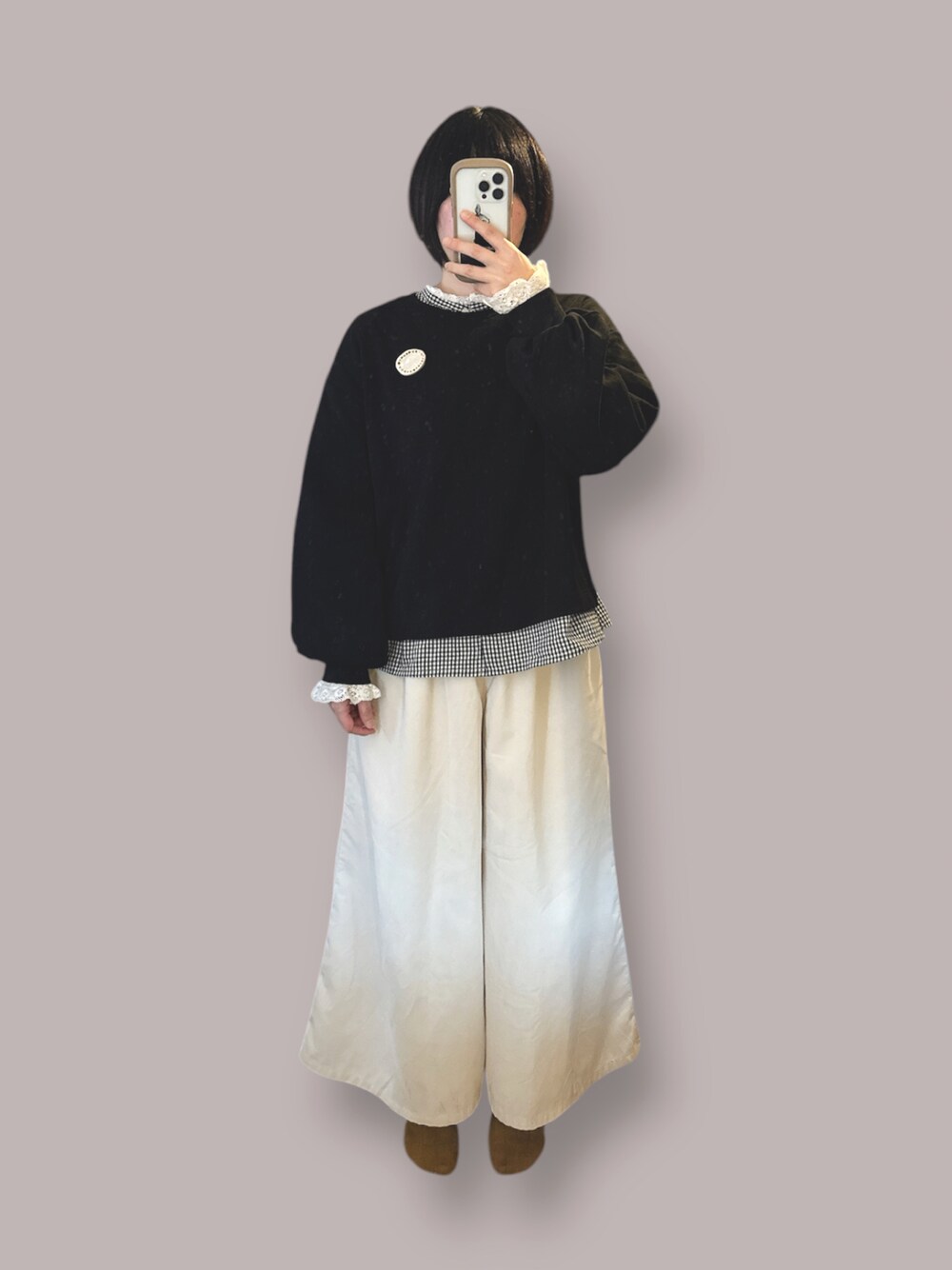 ホワイト系のその他パンツ、ブラック系のTシャツ/カットソー、ブラック系のシャツ/ブラウスを着用したレディースの冬コーディネートの1枚目の写真