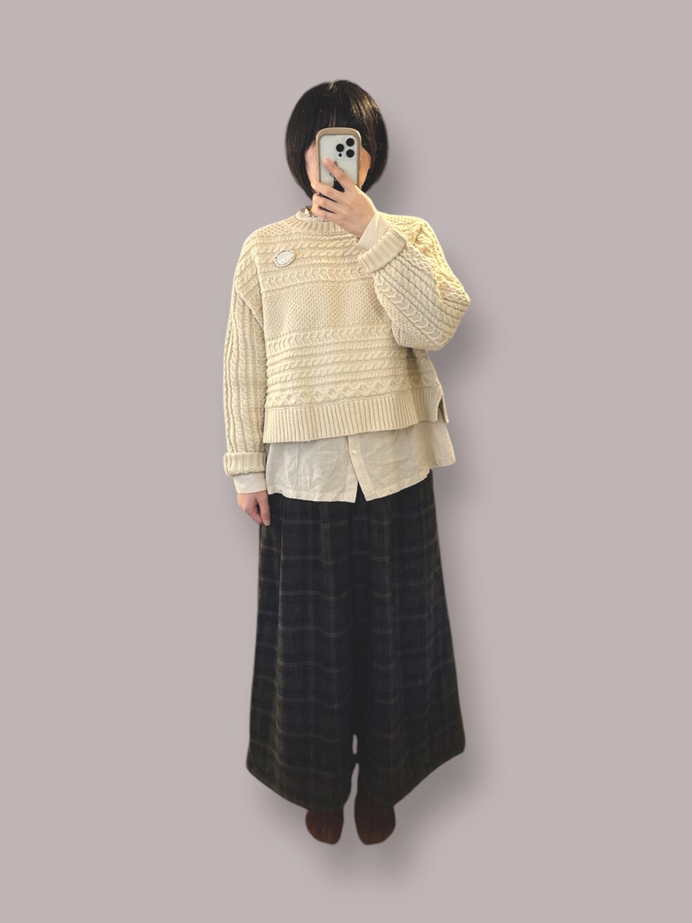 ホワイト系のニット/セーター、グリーン系のその他パンツ、イエロー系のシャツ/ブラウスを着用したレディースの冬コーディネートの1枚目の写真