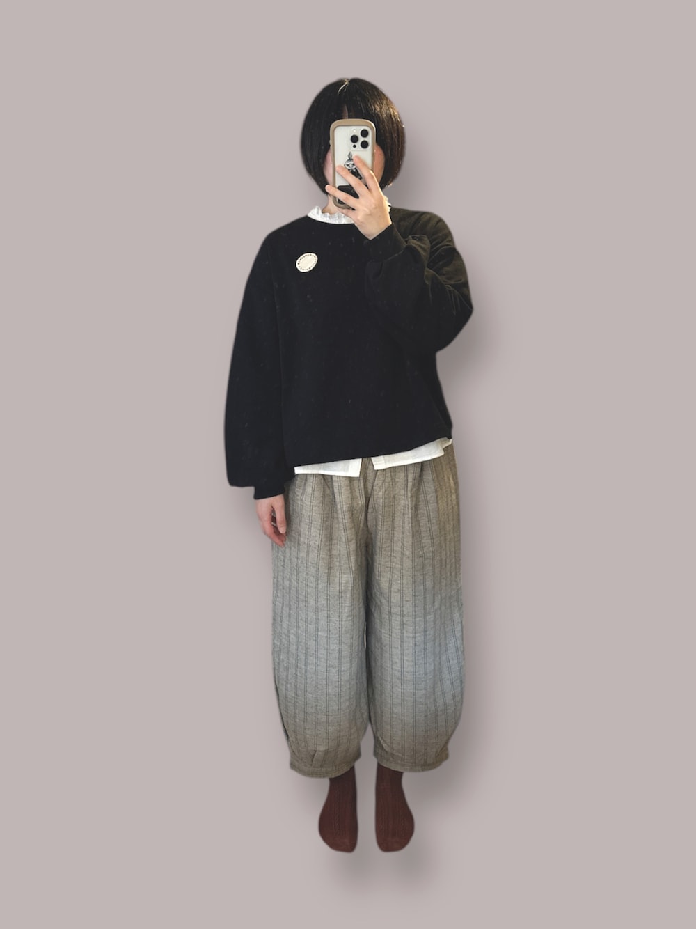 ベージュ系のその他パンツ、ブラック系のTシャツ/カットソー、ホワイト系のシャツ/ブラウスを着用したレディースの冬コーディネートの1枚目の写真