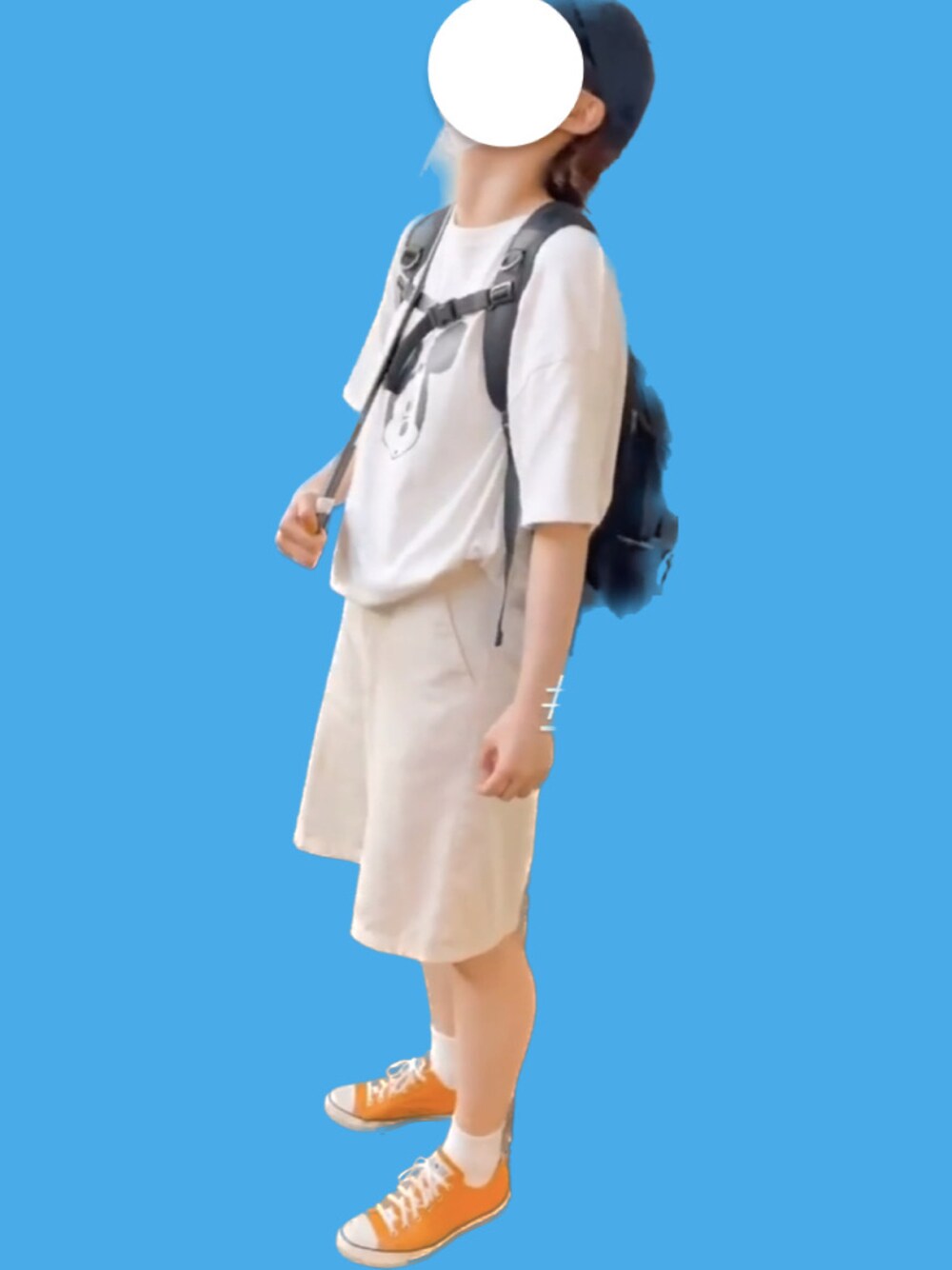 「夏コーデ、初夏コーデ、パンツコーデ、ハーフパンツ、少年コーデ、リュック、オレンジコンバース、コンバース、ホワイトコーデ、キャップ」｜「CONVERSEのconverse コンバース ALL STAR US 64 MP OX レディーススニーカー(オールスターUS64MPOX) 1SC733/1SC734/1SC735（スニーカー、オレンジ系）」を使った、miniiiii_53さん（レディース・165cm）の夏コーディネートの1枚目の写真