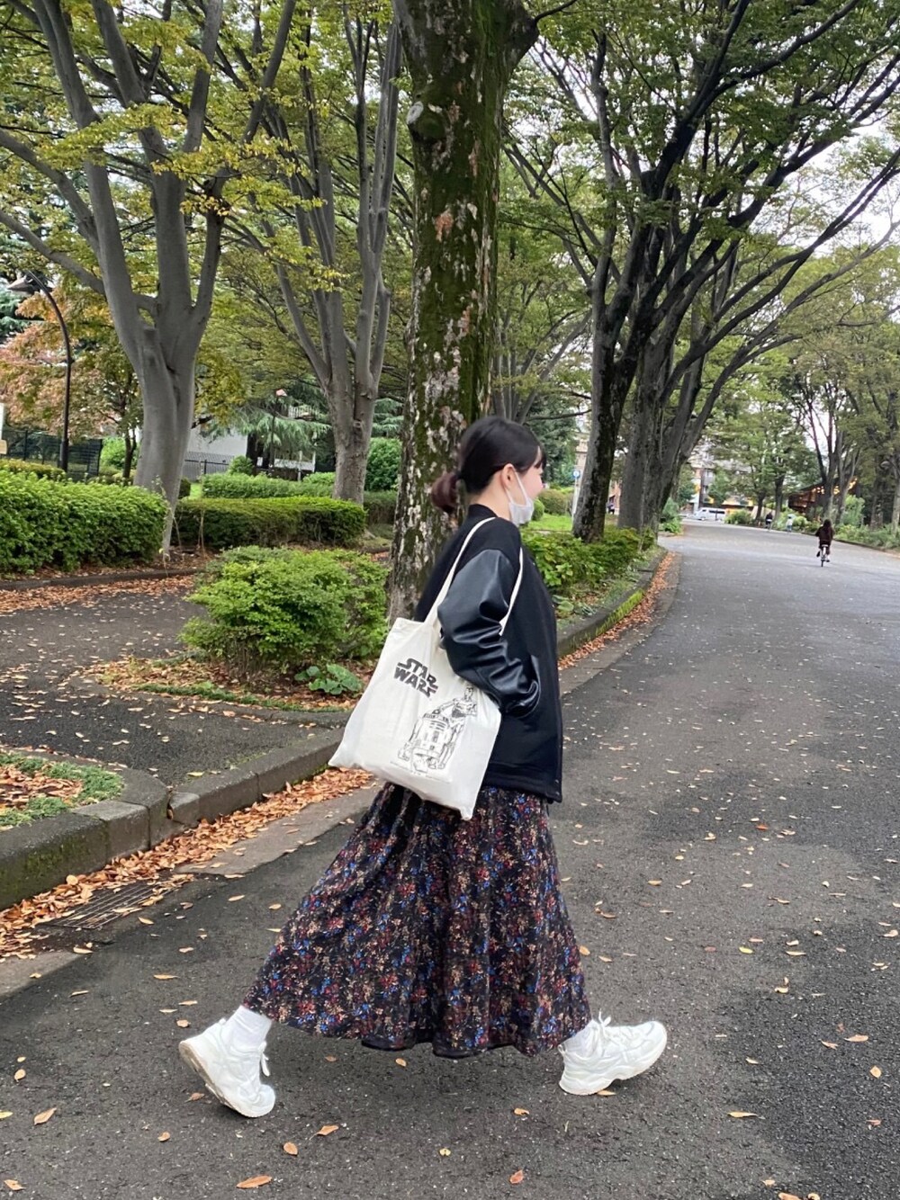 「春服デビュー宣言、大人カジュアル、花柄ワンピース、ハナガラワンピース、白スニーカー、トートバッグ 白、スタジャン」｜「AMERICAN HOLICのショルダーフリルFlowerワンピース（ワンピース、ブラック系）」を使った、miniiiii_53さん（レディース・165cm）の春コーディネートの1枚目の写真