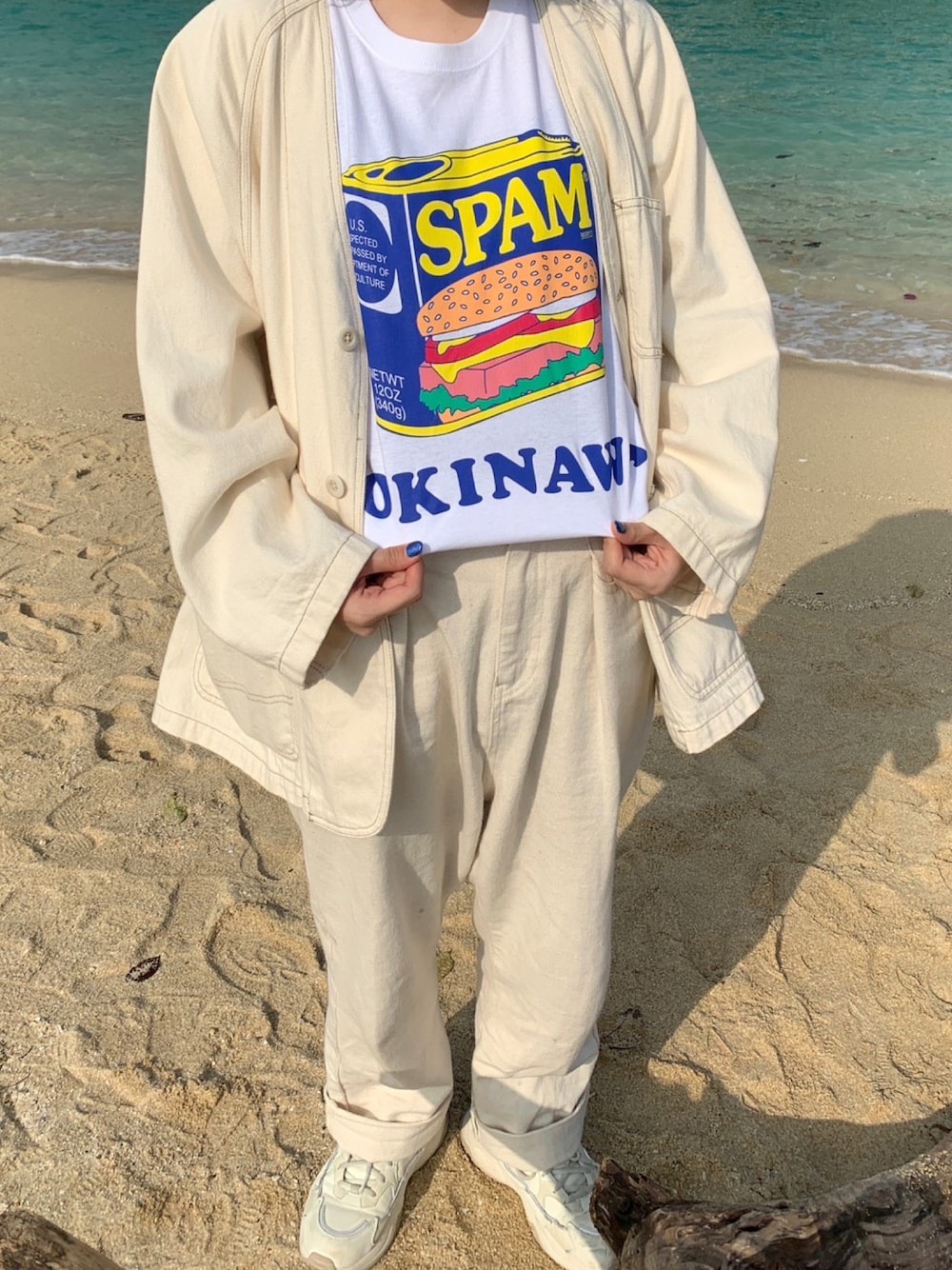 「お出かけコーデ、リラックススタイル、カジュアルコーデ、Ｔシャツ、ベージュ、ベージュコーデ、スパム、沖縄、ワントーンコーデ、厚底シューズ、厚底スニーカー」｜「classicalelfの深めのタックが印象的。ハイウエストデニム＆チノ タックワイドパンツ（デニムパンツ、ベージュ系）」を使った、miniiiii_53さん（レディース・165cm）の春コーディネートの1枚目の写真