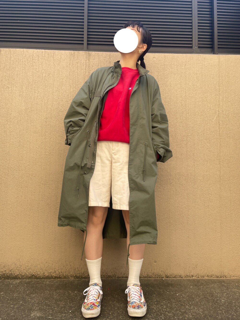 「春服デビュー宣言、休日スタイル、ハーフパンツ、モッズコート、モッズコート カーキ、トレーナー、スウェット、春服コーデ、今日のコーデ、カジュアル、春アウター」｜「Championのアイテム（スウェット、レッド系）」を使った、miniiiii_53さん（レディース・165cm）の春コーディネートの1枚目の写真