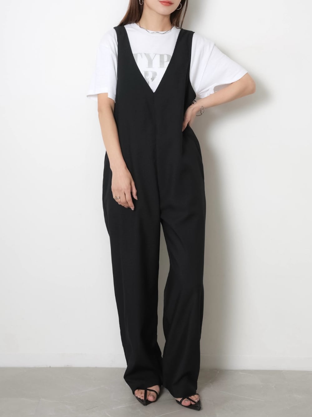 その他のTシャツ/カットソー、ブラック系のサロペット/オーバーオールを着用したレディースの秋コーディネートの1枚目の写真