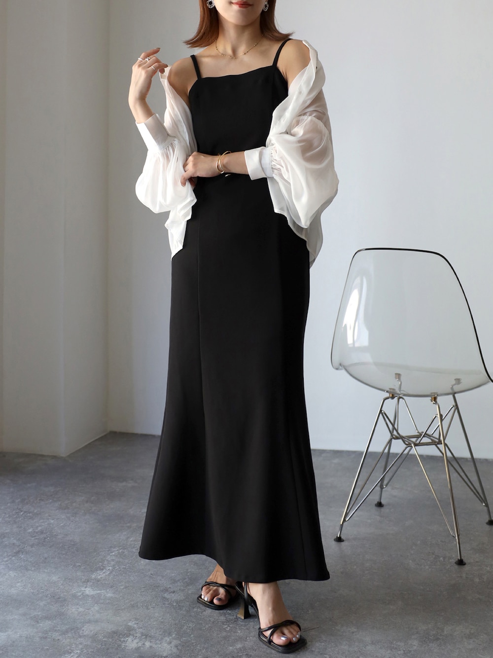 ブラック系のワンピース、ブラック系のサンダルを着用したレディースの夏コーディネートの1枚目の写真