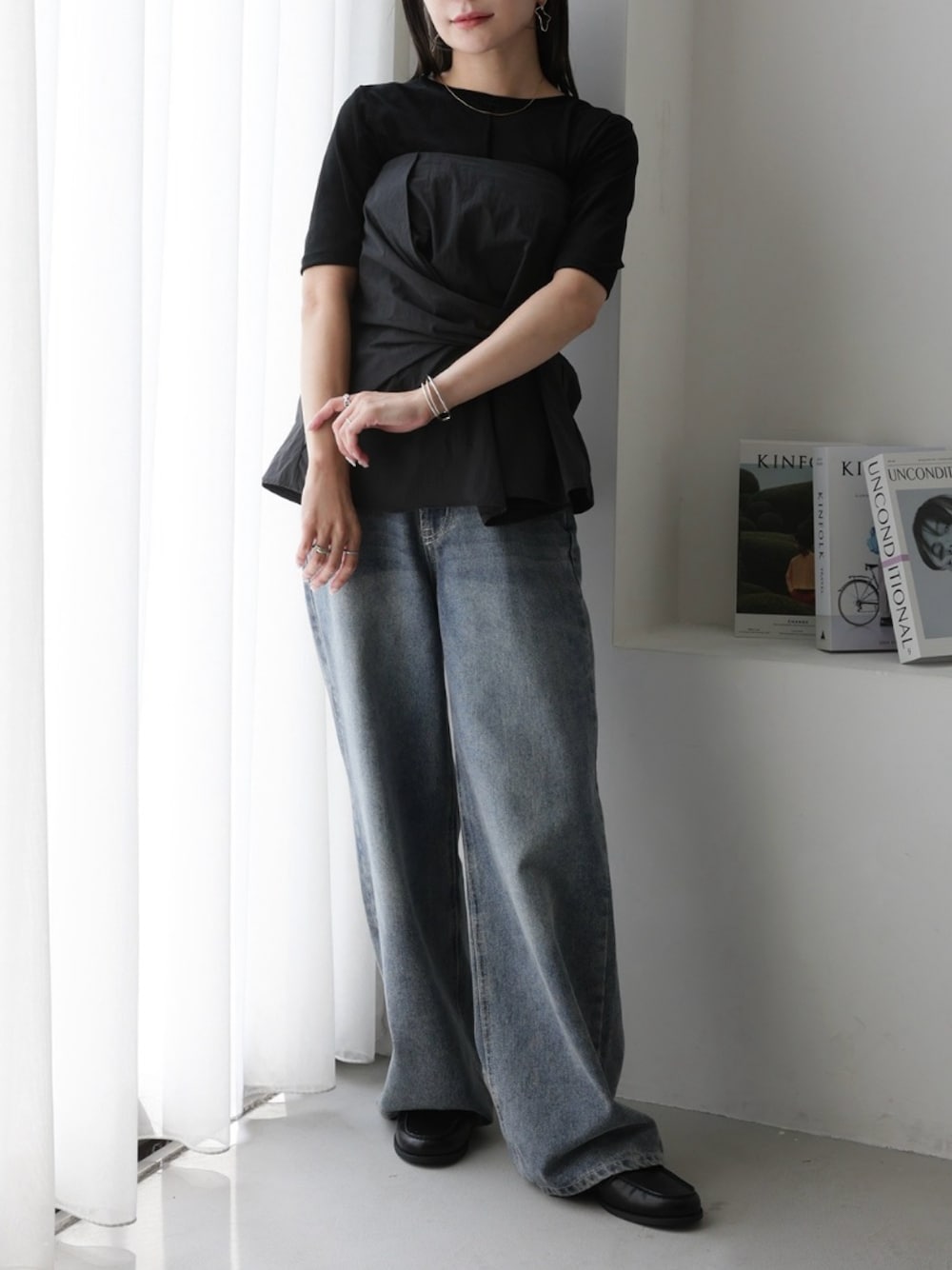 ブラック系のキャミソール、ブラック系のTシャツ/カットソーを着用したレディースの夏コーディネートの1枚目の写真