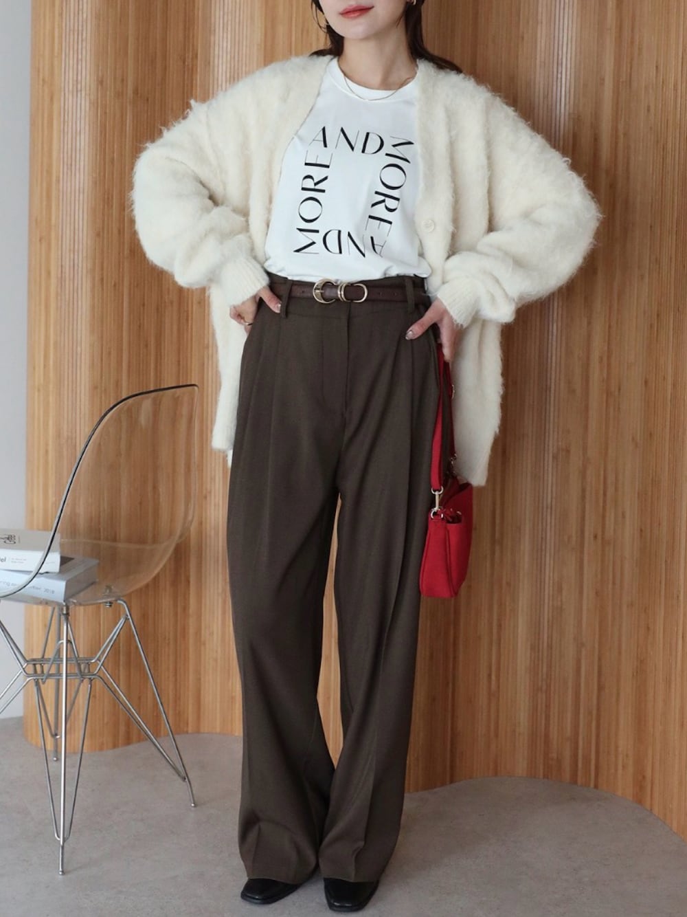 ホワイト系のTシャツ/カットソー、ホワイト系のカーディガン/ボレロを着用したレディースの秋コーディネートの1枚目の写真