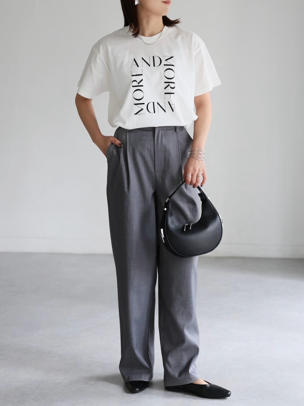 ホワイト系のTシャツ/カットソーを着用したレディースの秋コーディネートの1枚目の写真
