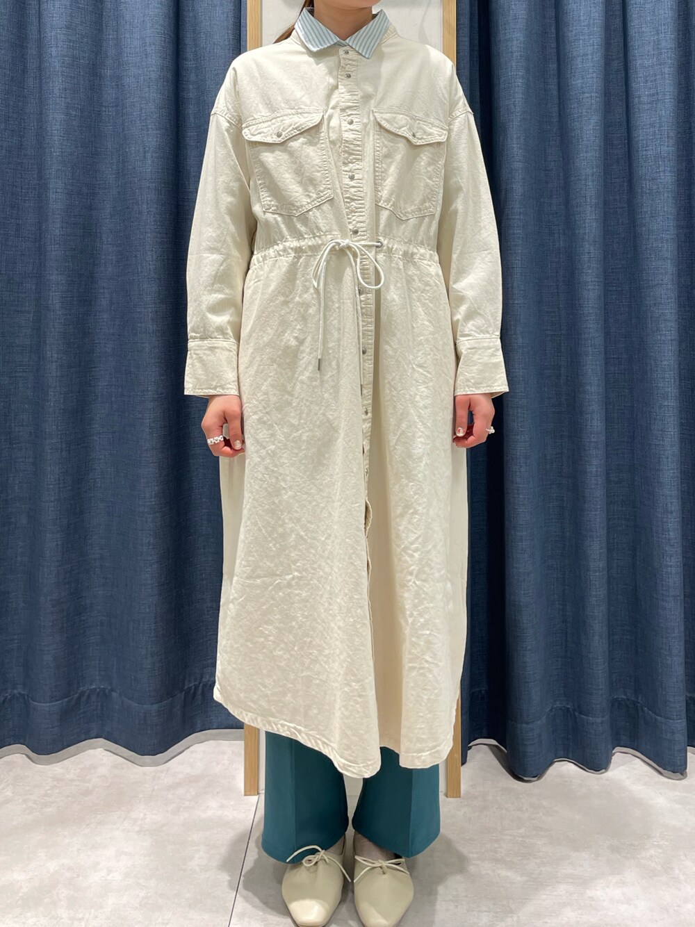 「春服みてみて、シンプルコーデ、大人カジュアル、春服、カジュアルコーデ、春色、きれいめカジュアル、カラーコーデ、ワントーンコーデ、ストライプ、重ね着、ワンピース、デニム」｜「Samansa Mos2 blueのギャザーリボンフラットシューズ（その他シューズ、ベージュ系）」を使った、𝚁𝚊𝚒𝚖𝚞 さん（レディース・163cm）の春コーディネートの1枚目の写真