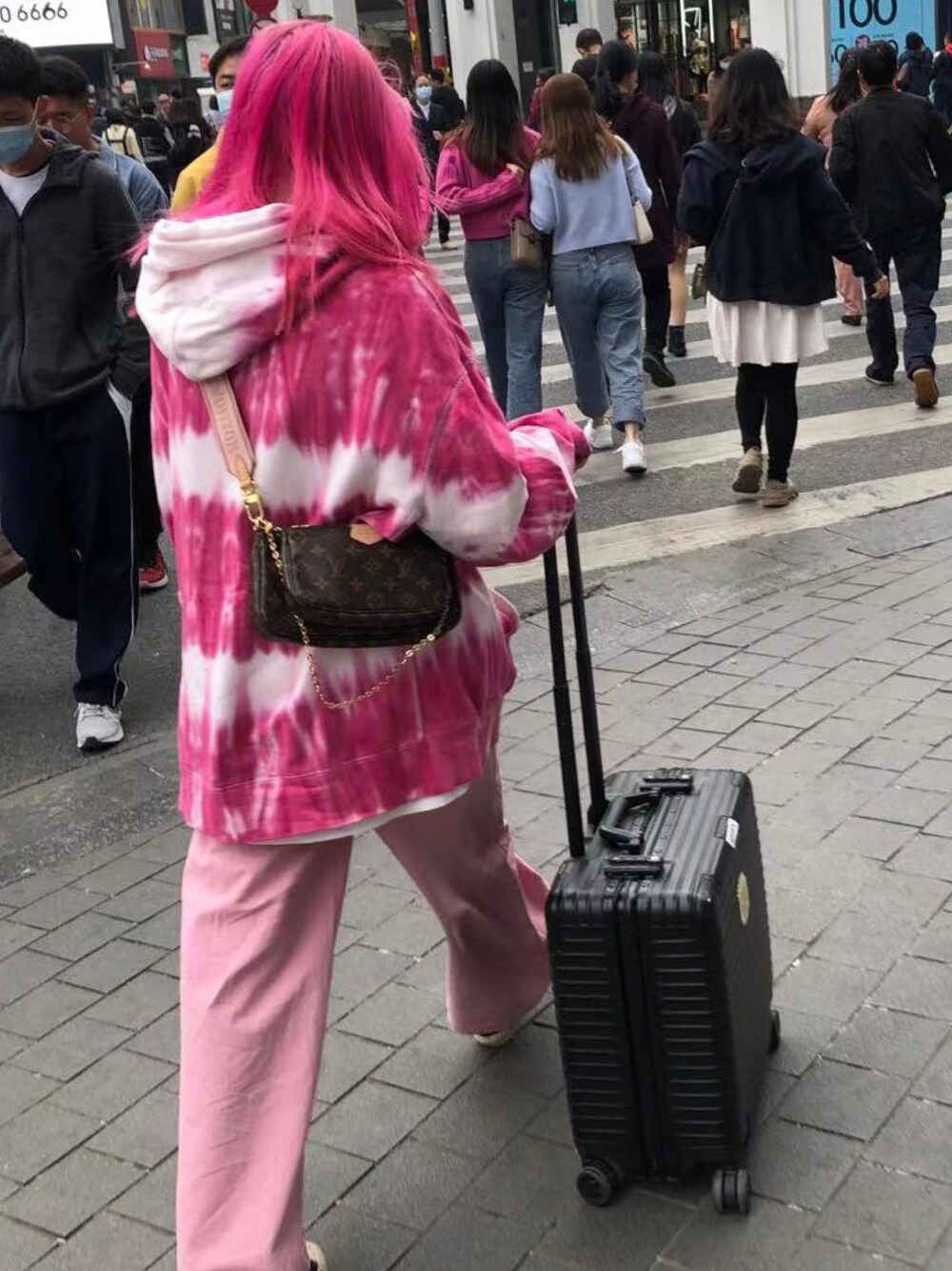 「秋冬コーデ、ピンク」｜「URBAN RESEARCHのタイダイ裏毛パーカー∴（パーカー、ピンク系）」を使った、xphyllisxさん（レディース・158cm）の夏コーディネートの1枚目の写真