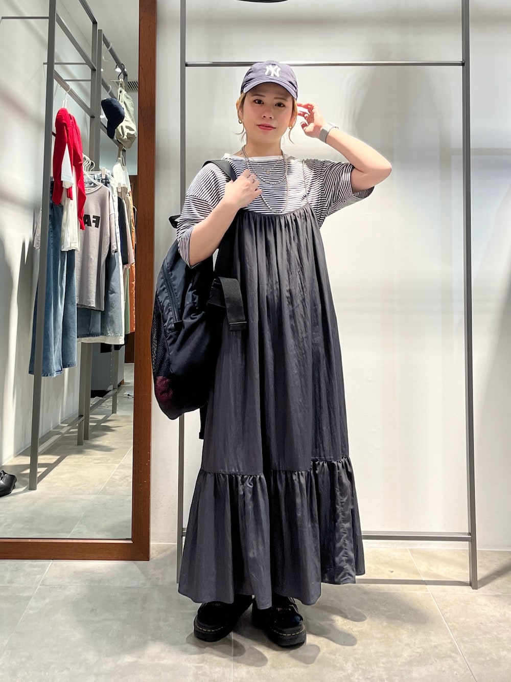 「モノトーン、スポーツミックス、サンダル、ワンピース、ロングスカート、キャップ、厚底サンダル、夏コーデ、オトナカワイイ、ラクチンコーデ、モノトーンコーデ、リュックスタイル、ボーダーTシャツ、半袖Ｔシャツ、夏服コーデ」｜「PUAL CE CINのロー切替えキャミワンピース（ワンピース、ブラック系）」を使った、yns628さん（レディース・158cm）の夏コーディネートの1枚目の写真