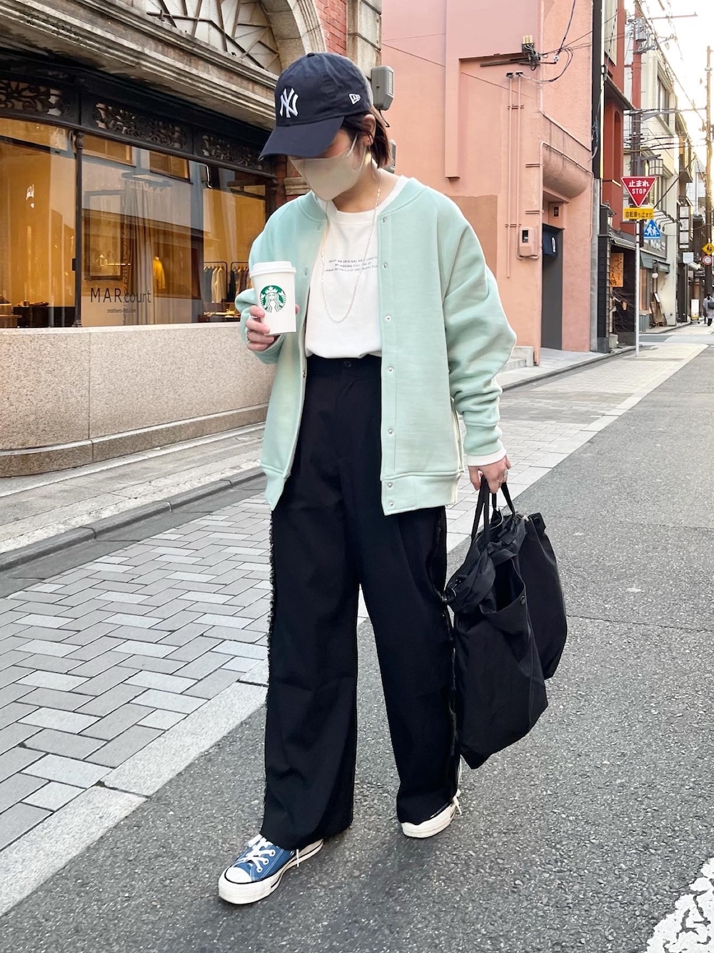 「コンバース、カーディガン、春アウター、春服みてみて、キャップ、ヘルメットバッグ、スラックスパンツ、スラックス、ロゴT、ミントグリーン、カラーコーデ、モノトーンコーデ、モノトーンに差し色、メンズライク、メンズライクコーデ」｜「NEW ERAの＜NEW ERA＞9TWENTY ニューヨーク ヤンキース キャップ（キャップ、ブルー系）」を使った、yns628さん（レディース・158cm）の春コーディネートの1枚目の写真