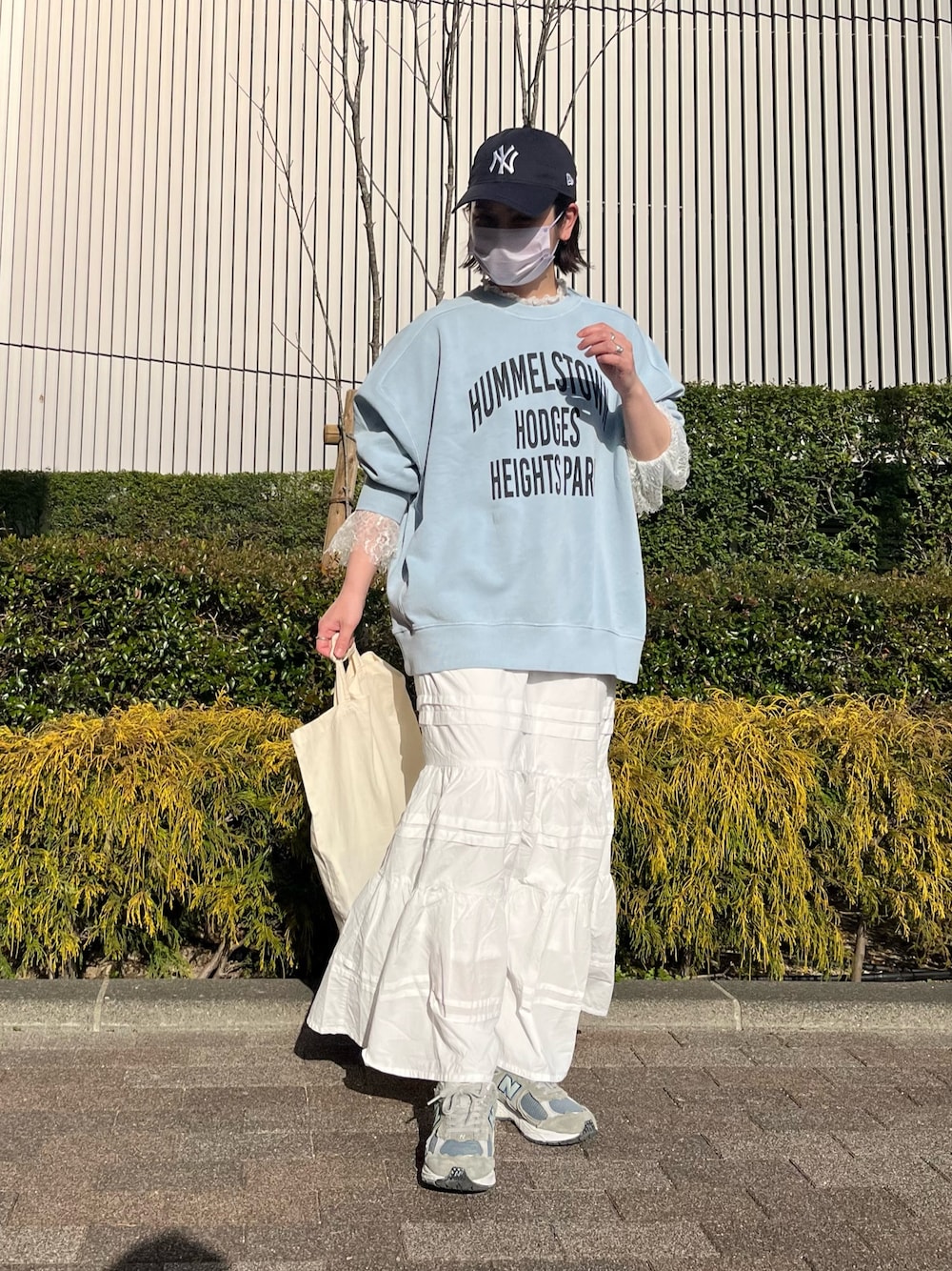 「ビッグシルエット、春服みてみて、休日スタイル、スウェット、春コーデ、スニーカーコーデ、ゆるコーデ、スカート、春カラー、カラーコーデ、ブルー x ホワイト、ブルーコーデ、レーストップス、ロゴスウェット、キャップ」｜「PUAL CE CINのコットンポプリンフレアティアードスカート（スカート、ホワイト系）」を使った、yns628さん（レディース・158cm）の春コーディネートの1枚目の写真
