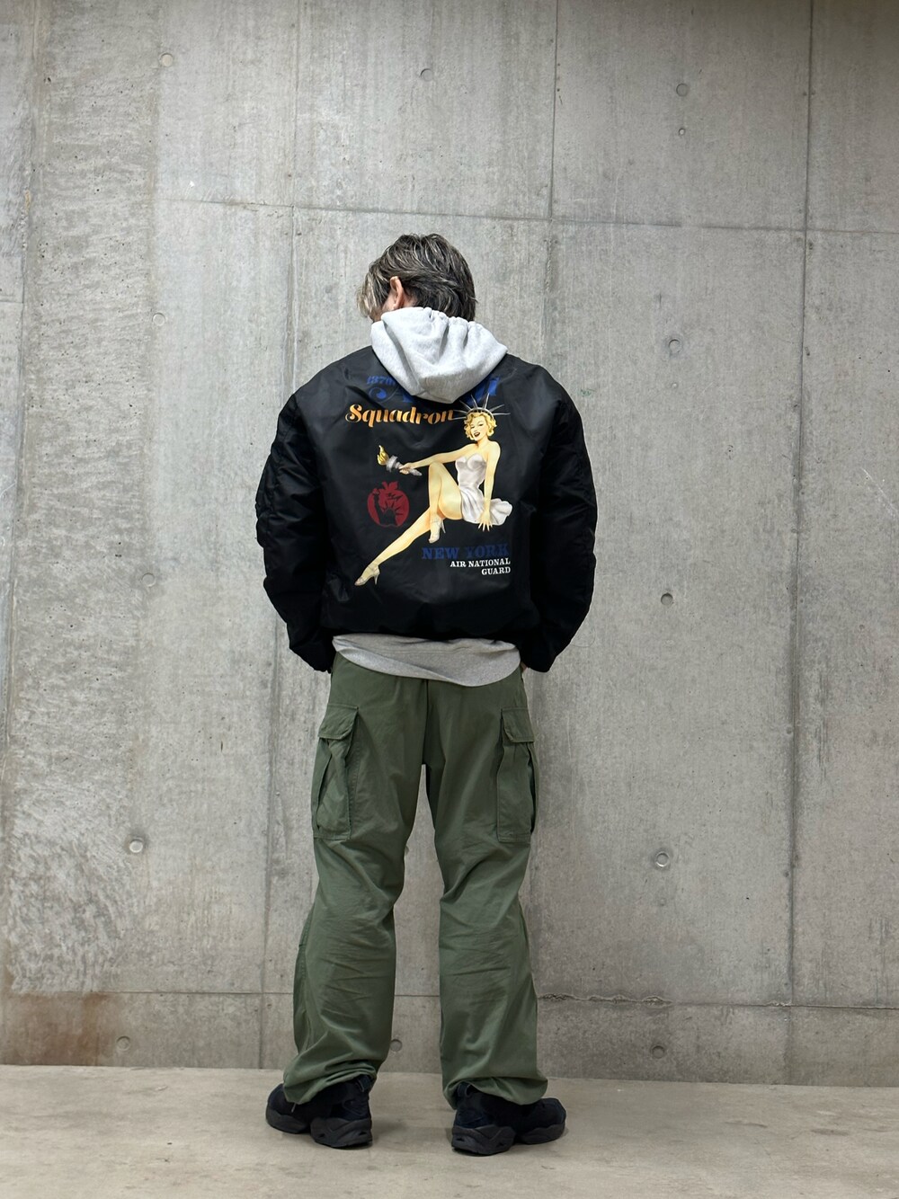 カーゴパンツを使った「MA-1×パーカー」のメンズ人気ファッション