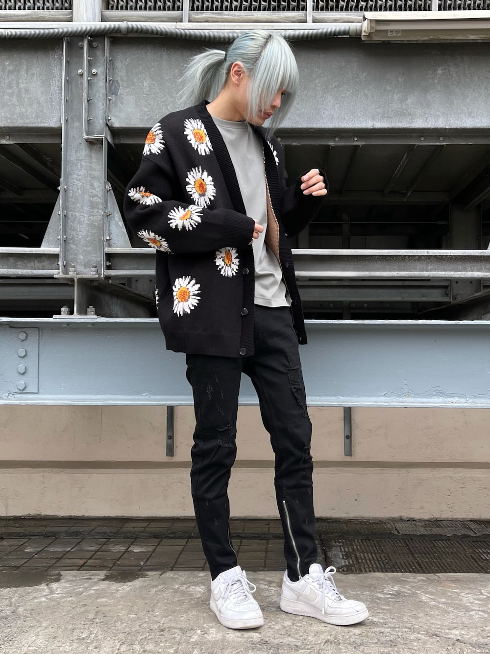 ブラック系のカーディガン/ボレロ、ブラック系のカーディガン/ボレロ、ブラック系のデニムパンツを着用したメンズの冬コーディネートの1枚目の写真