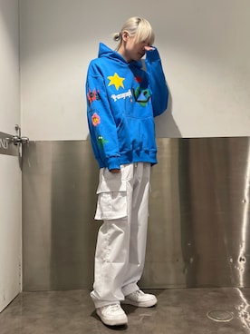 「Paragraph（パラグラフ）のParagraph/パラグラフ/ニューハッピーロゴプルオーバーパーカー/NewHappyLogo PulloverHoodie/PARAGRAPH_NO.016（パーカー、ブルー系）」を使った、湯原健太さん（メンズ・178cm）の冬コーディネート