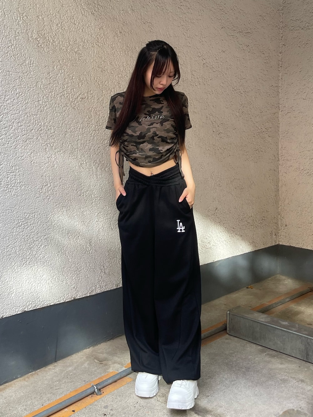 「SPIRALGIRL、staff、157cm、カモフラ柄、迷彩、スウェット、スウェットコーデ、ストリート、夏コーデ」｜「BACK TO THE FIELDの【MLB】刺繍ロゴウエストカットバレルレッグスウェットパンツ（スウェットパンツ、ブラック系）」を使った、koaさん（レディース・157cm）の夏コーディネートの1枚目の写真