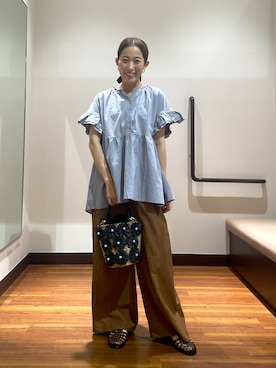 「RODE SKO（ロデスコ）のフラワーモチーフ雑材2WAYバッグ（ショルダーバッグ、ブラック系）」を使った、shokoさん（レディース・154cm）の夏コーディネート