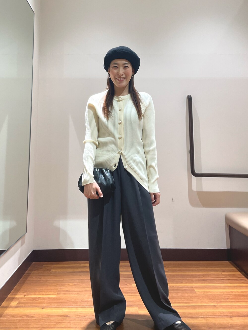 ホワイト系のカーディガン/ボレロ、グレー系のその他パンツ、ブラック系のショルダーバッグを着用したレディースの春コーディネートの1枚目の写真