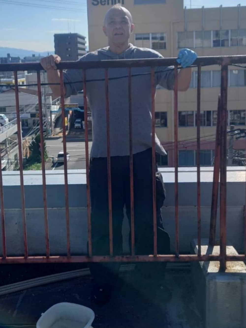 グレー系のパーカー、ブラック系のカーゴパンツを着用したメンズの秋コーディネートの1枚目の写真