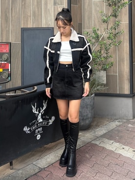 「アイテム（デニムスカート）」を使った、高松千彩さん（レディース・160cm）の秋コーディネート