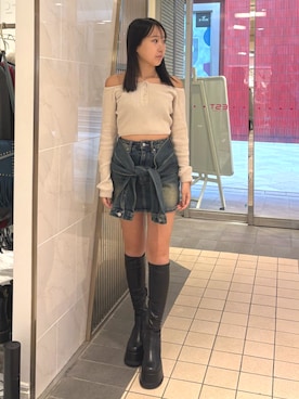 「アイテム（デニムスカート）」を使った、高松千彩さん（レディース・160cm）の秋コーディネート