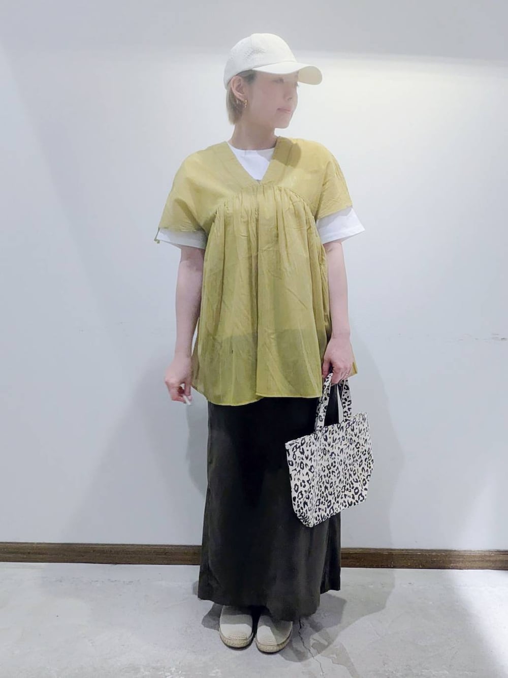 「ベーシック/シンプル、低身長、カジュアル、ママコーデ、GLOBAL WORK、スカート、ロングスカート、スニーカーブーツシリーズ_BAYFLOW、Tシャツ、ブラウス、キャップ、撥水、春コーデ、夏コーデ、秋コーデ」｜「GLOBAL WORKのリッチクリーンプリントT半袖/147640（Tシャツ/カットソー、ホワイト系）」を使った、のみ子さん（レディース・154cm）の春コーディネートの1枚目の写真
