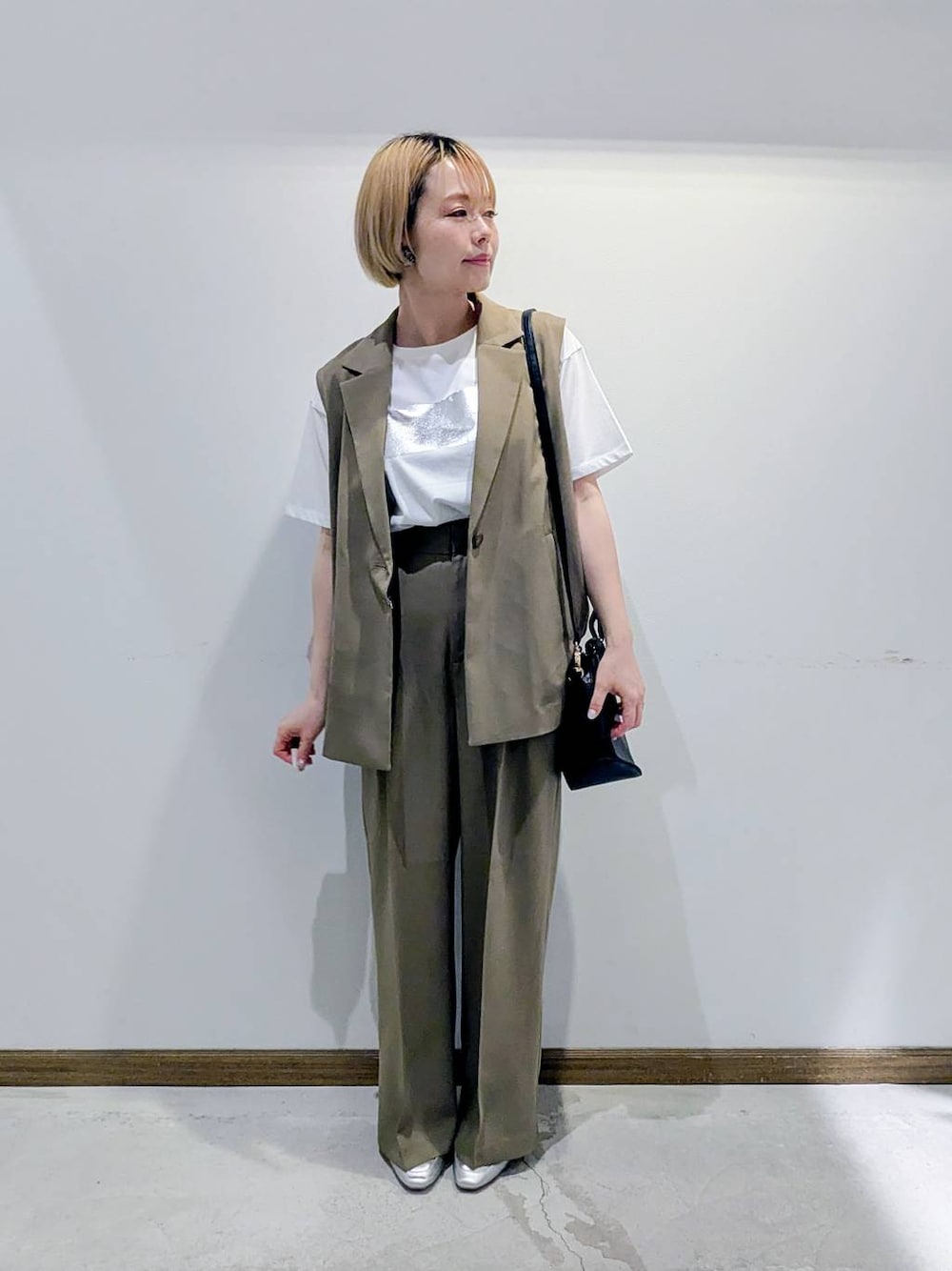 「パンプス、撥水、ベスト、Tシャツ、春コーデ、夏コーデ、秋コーデ、セットアップ、バッグ、ショルダーバッグ、ウォッシャブル、ワイドパンツ、ベーシック/シンプル、低身長、カジュアル」｜「GLOBAL WORKのスペ軽お財布ショルダー/132336（ショルダーバッグ、ブラック系）」を使った、のみ子さん（レディース・154cm）の春コーディネートの1枚目の写真