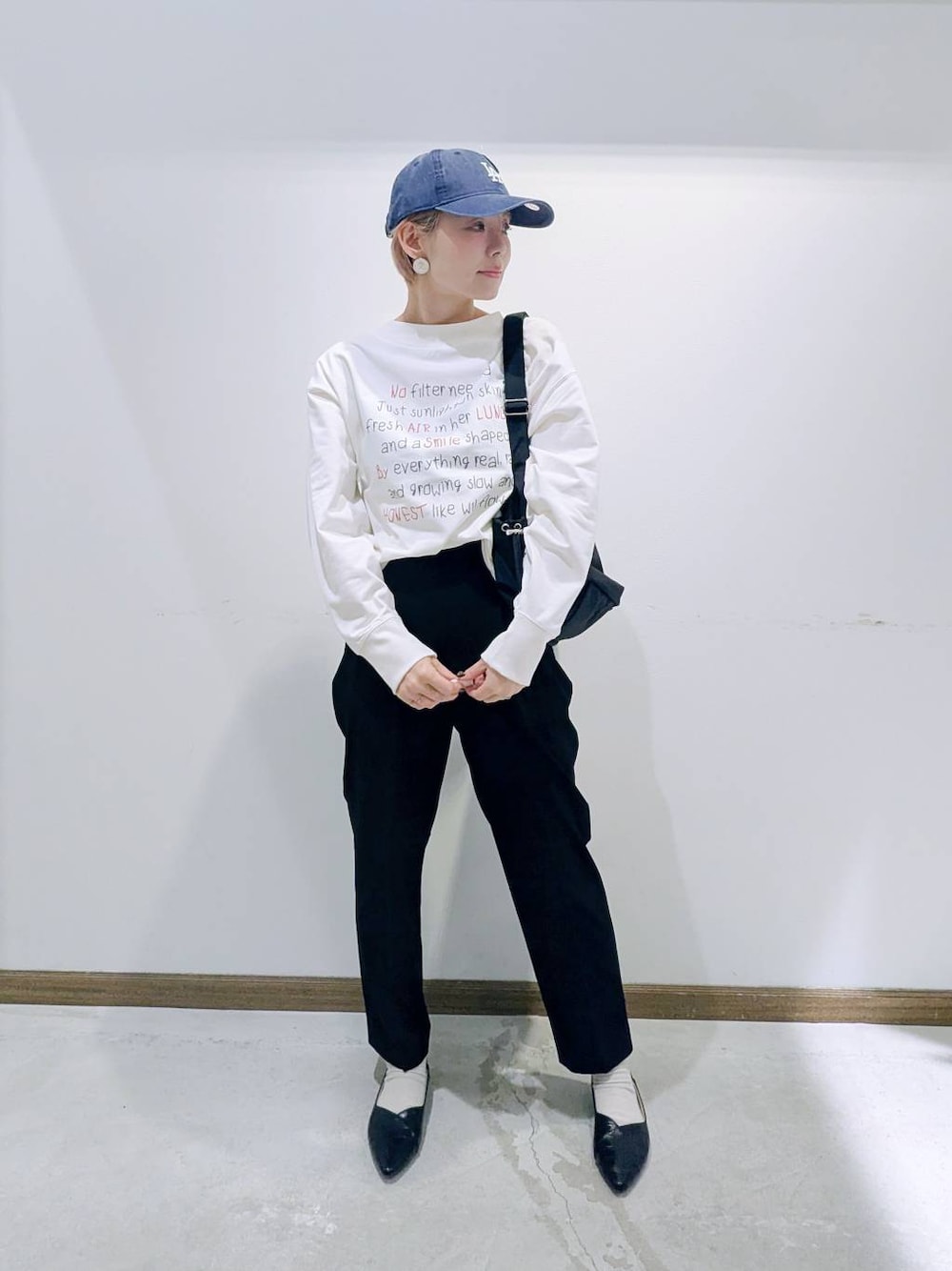 ブラック系のパンプス、ブラック系のショルダーバッグ、ブラック系のその他パンツを着用したレディースの秋コーディネートの1枚目の写真