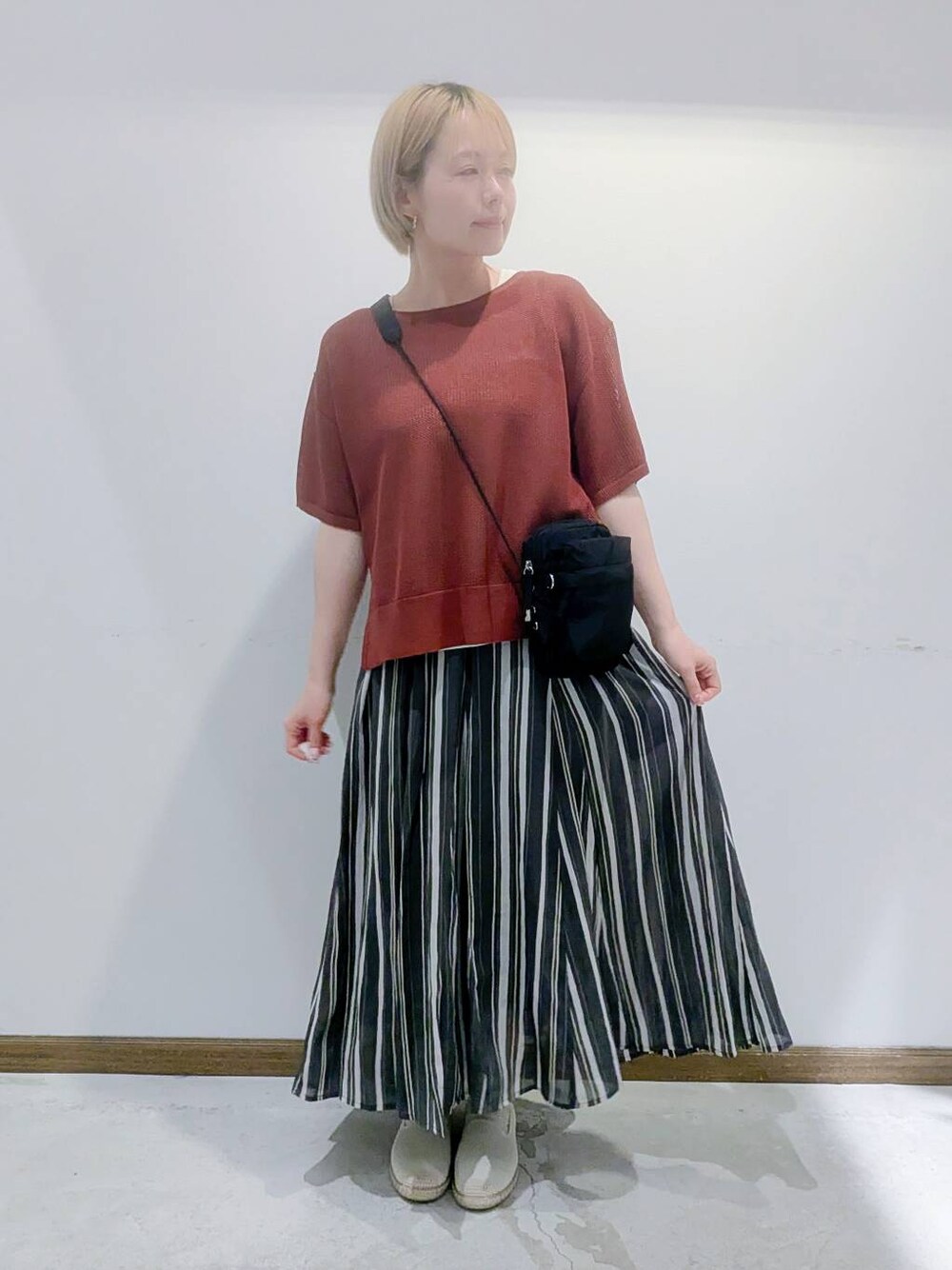 「ベーシック/シンプル、低身長、カジュアル、ママコーデ、GLOBAL WORK、スカート、ロングスカート、ニット、タンクトップ、スニーカー、バッグ、ショルダーバッグ、春コーデ、秋コーデ、夏コーデ」｜「GLOBAL WORKのエアリーリラックスフレアスカート/147678（スカート、その他）」を使った、のみ子さん（レディース・154cm）の春コーディネートの1枚目の写真