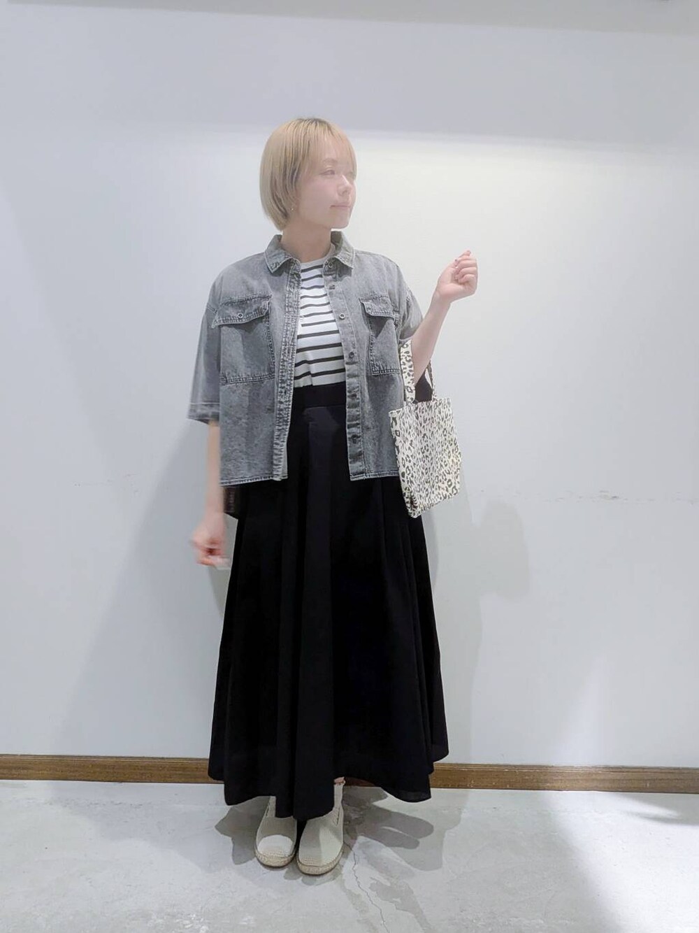 「ベーシック/シンプル、低身長、カジュアル、ママコーデ、GLOBAL WORK、Tシャツ、デニムシャツ、GOOD DENIM_GLOBAL WORK、スニーカー、バッグ、トートバッグ、スカート、ロングスカート、春コーデ、夏コーデ」｜「GLOBAL WORKのシンプルロゴトート/266900（クラッチバッグ、ブラウン系）」を使った、のみ子さん（レディース・154cm）の春コーディネートの1枚目の写真