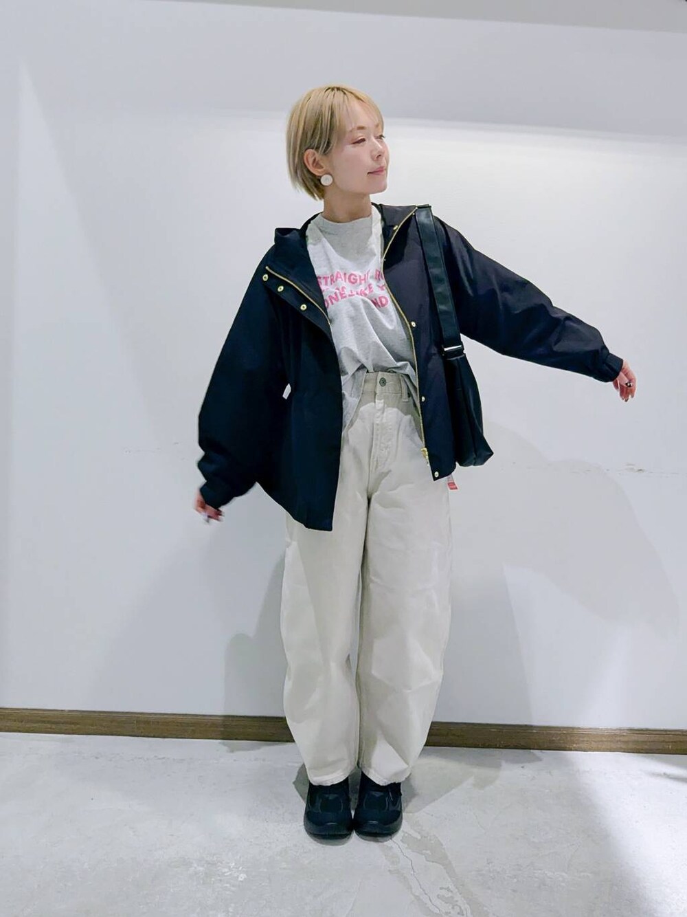 「ベーシック/シンプル、低身長、カジュアル、ママコーデ、GLOBAL WORK、アウター、撥水、デニムパンツ、GOOD DENIM_GLOBAL WORK、バッグ、春コーデ、秋コーデ、スニーカー、Tシャツ、ショルダーバッグ」｜「GLOBAL WORKのGOODデニムカーブパンツ/143956（デニムパンツ、ホワイト系）」を使った、のみ子さん（レディース・154cm）の夏コーディネートの1枚目の写真