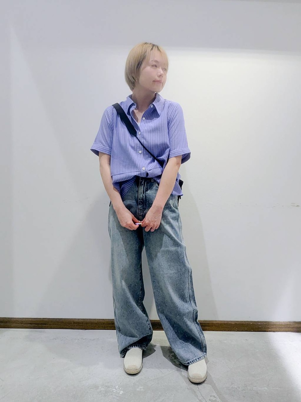 「低身長、ベーシック/シンプル、カジュアル、ママコーデ、GLOBAL WORK、GOOD DENIM_GLOBAL WORK、デニムパンツ、スニーカー、春コーデ、夏コーデ、秋コーデ、バッグ、ショルダーバッグ、ブラウス、カジュアルコーデ」｜「GLOBAL WORKのGOODデニムバギーパンツ/118365（デニムパンツ、ブルー系）」を使った、のみ子さん（レディース・154cm）の春コーディネートの1枚目の写真