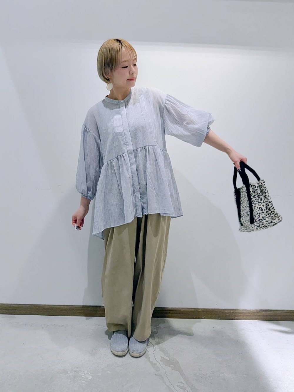 「ベーシック/シンプル、低身長、カジュアル、ママコーデ、GLOBAL WORK、ブラウス、タンクトップ、ワイドパンツ、スニーカー、バッグ、トートバッグ、春コーデ、夏コーデ、秋コーデ」｜「GLOBAL WORKのイージーケアチノコクーンワイドパンツ/250490（その他パンツ、ベージュ系）」を使った、のみ子さん（レディース・154cm）の春コーディネートの1枚目の写真