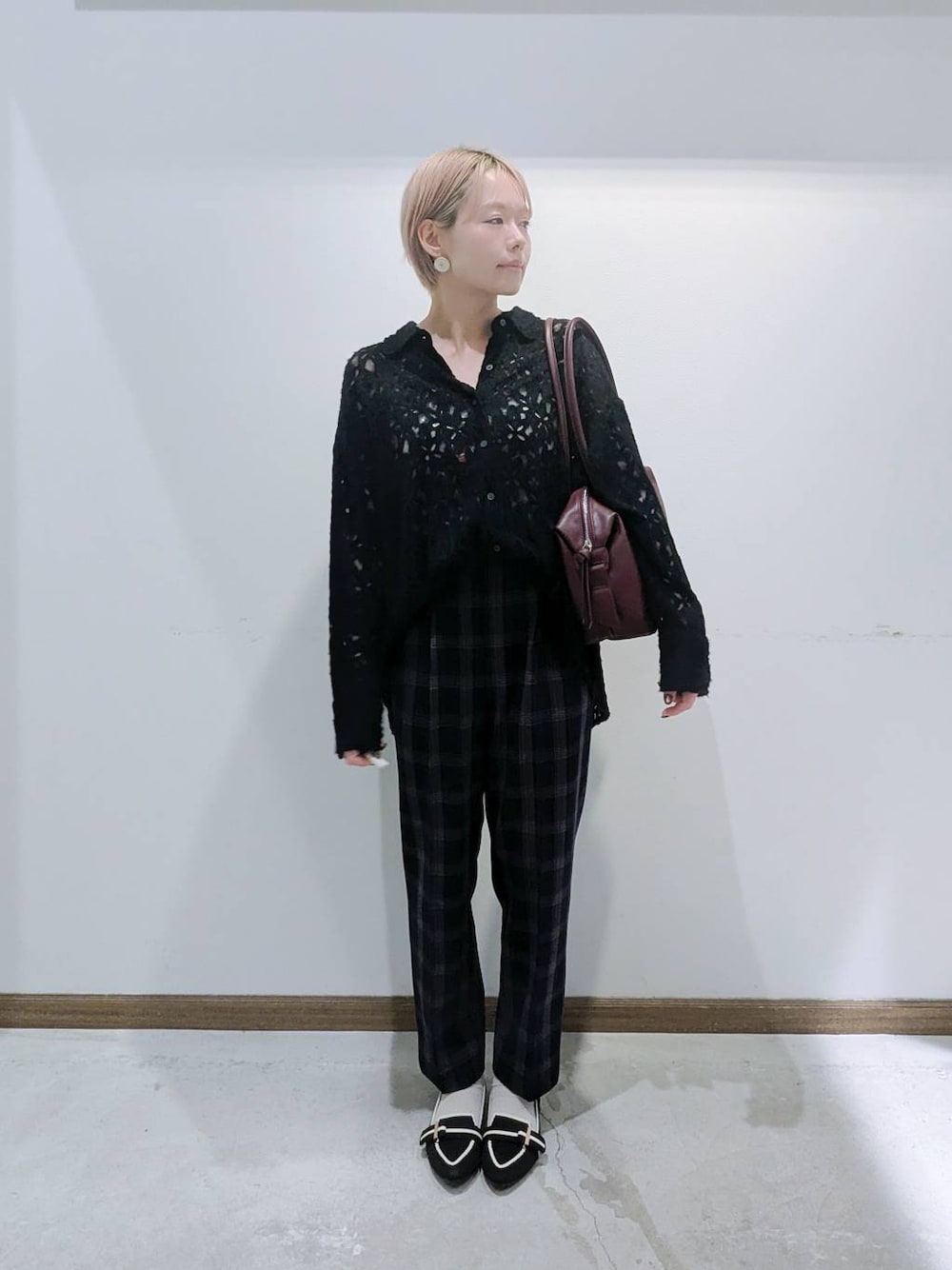 その他のパンプス、ホワイト系のキャミソール、レッド系のボストンバッグを着用したレディースの秋コーディネートの1枚目の写真