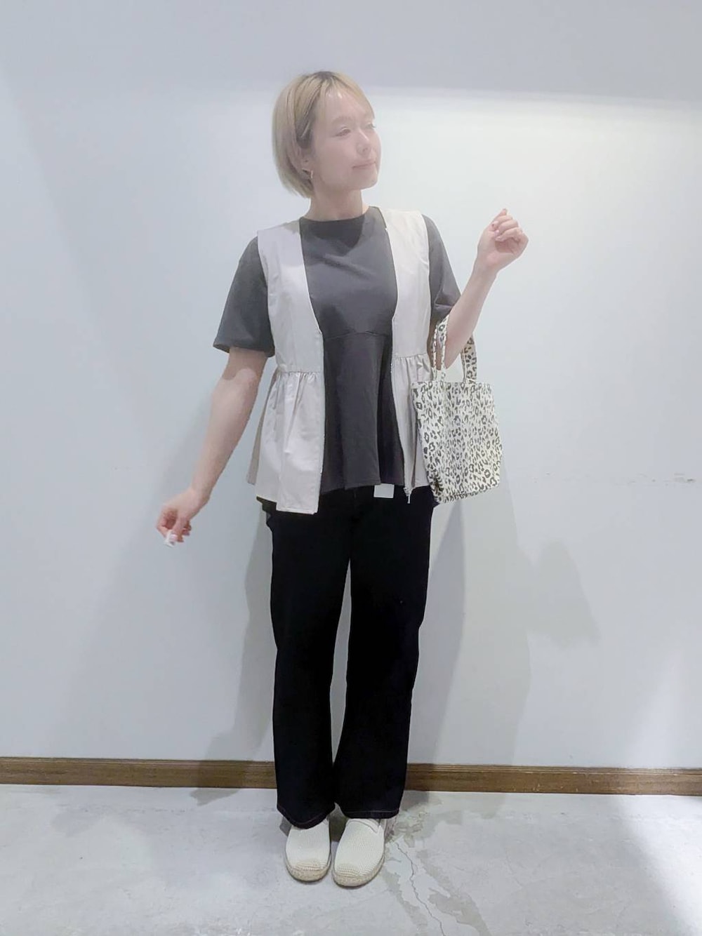 「ベーシック/シンプル、低身長、カジュアル、ママコーデ、GLOBAL WORK、デニムパンツ、GOOD DENIM_GLOBAL WORK、Tシャツ、ベスト、トートバッグ、バッグ、春コーデ、夏コーデ、秋コーデ、ウォッシャブル」｜「GLOBAL WORKのGOODデニムストレートパンツ/209645（デニムパンツ、ブルー系）」を使った、のみ子さん（レディース・154cm）の春コーディネートの1枚目の写真