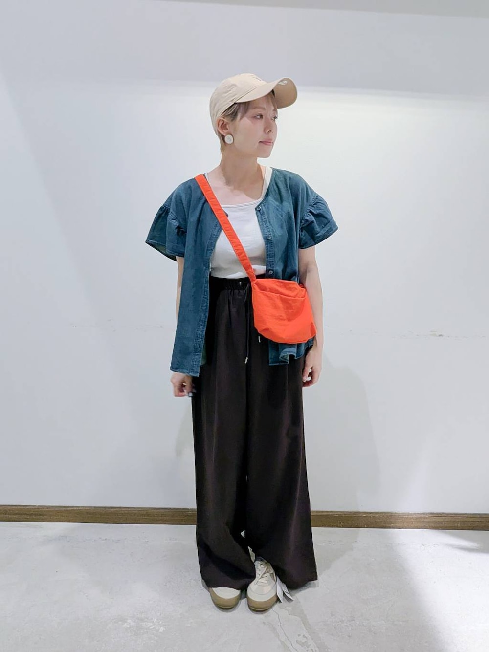 「ベーシック/シンプル、低身長、カジュアル、ママコーデ、GLOBAL WORK、デニムシャツ、ブラウス、タンクトップ、ワイドパンツ、スニーカー、撥水、キャップ、春コーデ、夏コーデ、秋コーデ」｜「GLOBAL WORKのエアかるクラシックスニーカー/135751（スニーカー、ベージュ系）」を使った、のみ子さん（レディース・154cm）の夏コーディネートの1枚目の写真