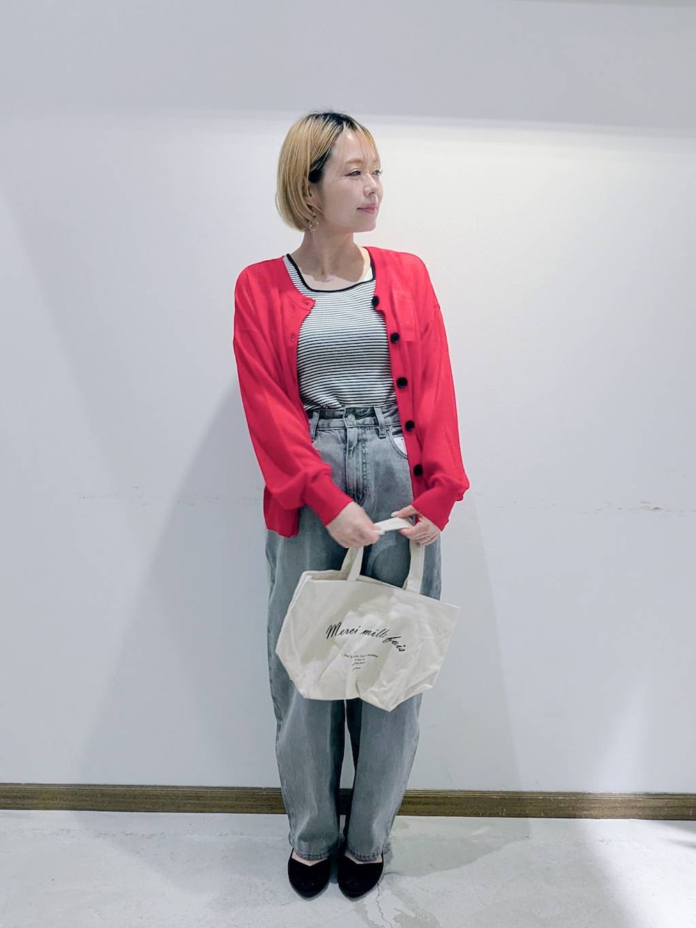 「ベーシック/シンプル、低身長、カジュアル、ママコーデ、GLOBAL WORK、カーディガン、タンクトップ、撥水、バッグ、GOOD DENIM_GLOBAL WORK、デニムパンツ、パンプス、トートバッグ、シアートップス、春コーデ」｜「GLOBAL WORKのGOODデニムカーブパンツ/143956（デニムパンツ、グレー系）」を使った、のみ子さん（レディース・154cm）の夏コーディネートの1枚目の写真