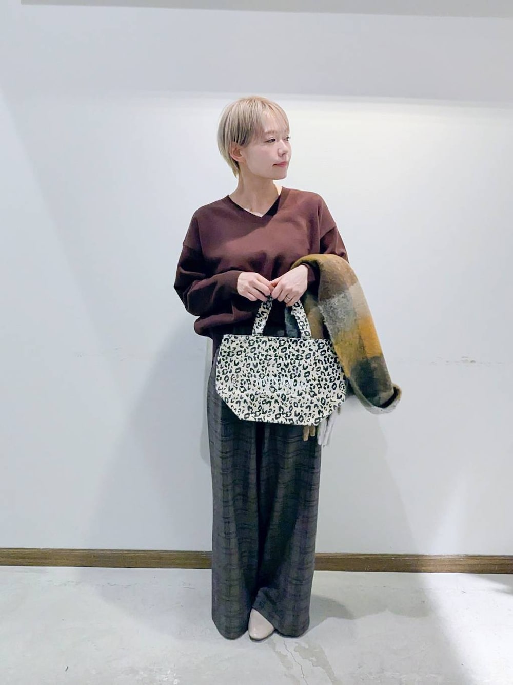 ホワイト系のその他シューズ、その他のトートバッグ、ブラウン系のスウェットを着用したレディースの冬コーディネートの1枚目の写真