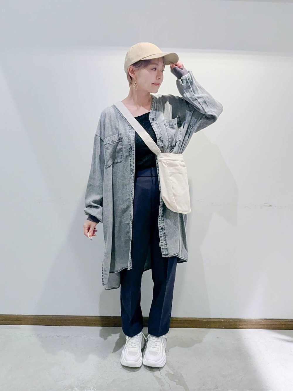 ブラック系のタンクトップ、ホワイト系のショルダーバッグ、グレー系のその他パンツを着用したレディースの秋コーディネートの1枚目の写真