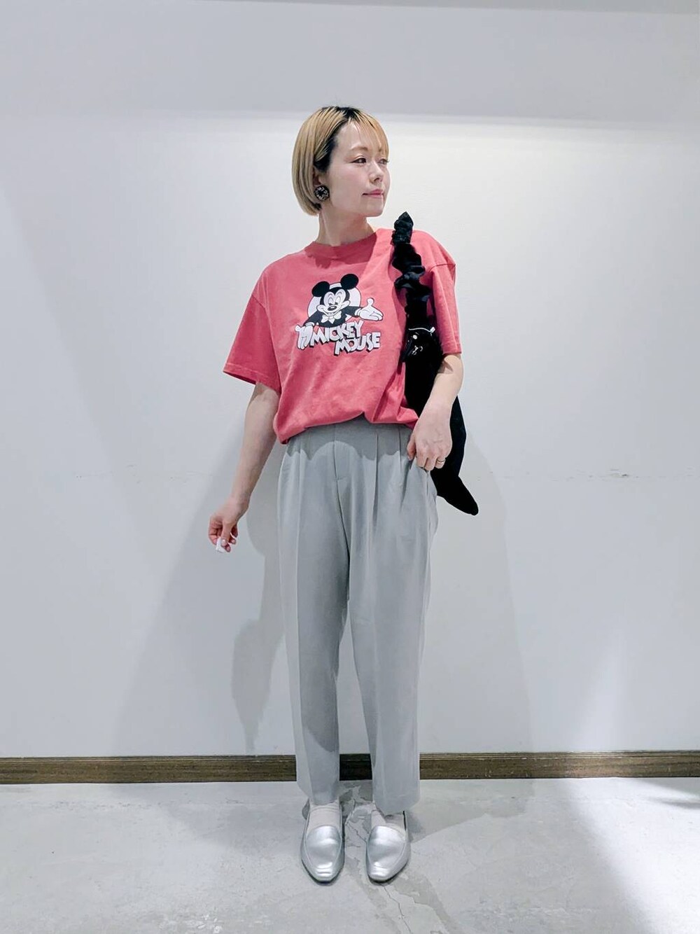 「カジュアル、GLOBAL WORK、ベーシック/シンプル、低身長、ママコーデ、ウツクシルエット_GLOBAL WORK、ウツクシルエットパンツ_GLOBAL WORK、はくだけで美脚完成_GLOBAL WORK、Tシャツ、撥水、バッグ、ショルダーバッグ、春コーデ、夏コーデ、秋コーデ」｜「GLOBAL WORKのラメシャーリング3WAYショルダー/120753（ショルダーバッグ、ブラック系）」を使った、のみ子さん（レディース・154cm）の春コーディネートの1枚目の写真