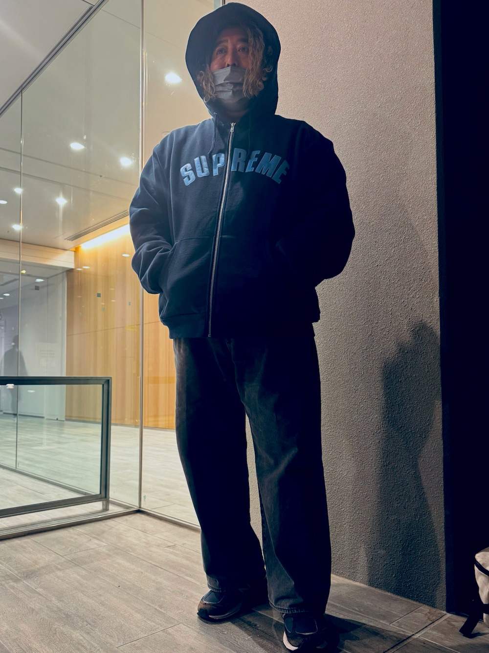 Supreme のパーカーを使った「ネイビー」の人気ファッション