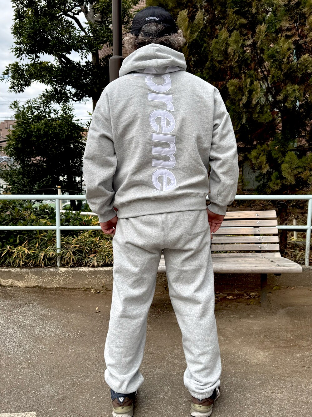 Supreme のスウェットパンツを使った「パーカー」の人気ファッション