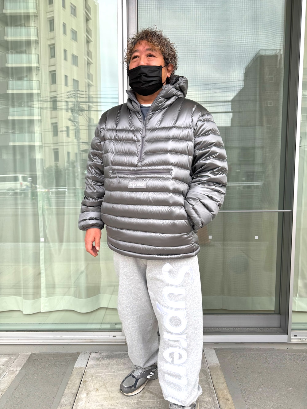 シルバー系のダウンジャケット/コート、グレー系のスウェットパンツ、グレー系のスニーカーを着用したメンズの冬コーディネートの1枚目の写真