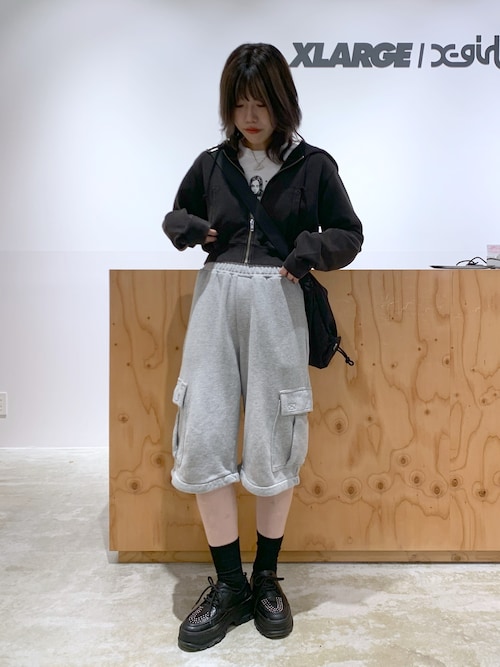 ショルダーバッグを下げたハイイロオオカミさん SIDE DRAWSTRING BAG（ショルダーバッグ）｜X-girl（エックス